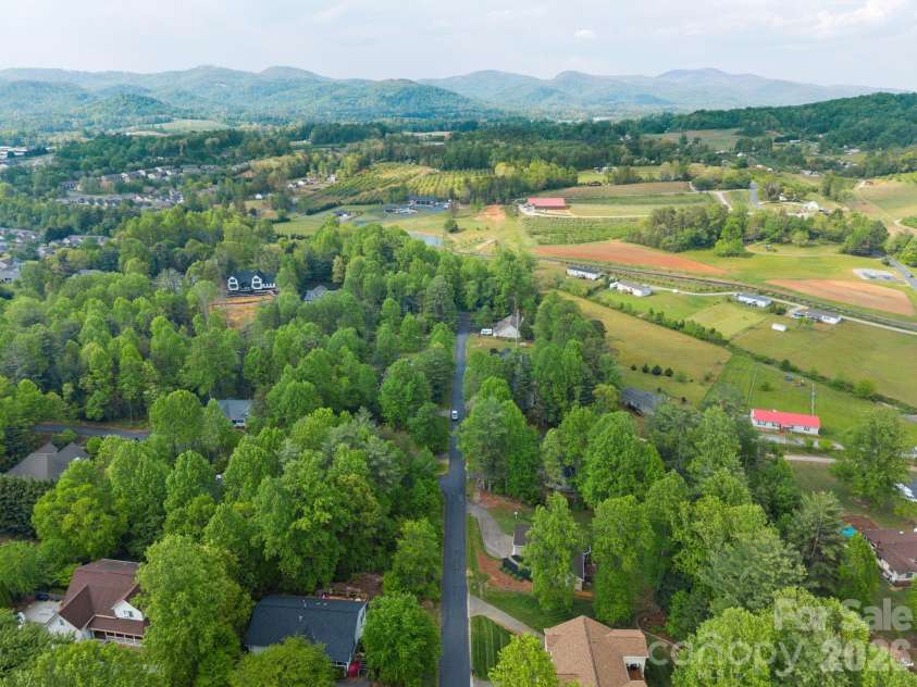 112 Chestnut Lane, Hendersonville, NC 28792.  MLS# CAR4369682, YatesRealty ID 18244. 