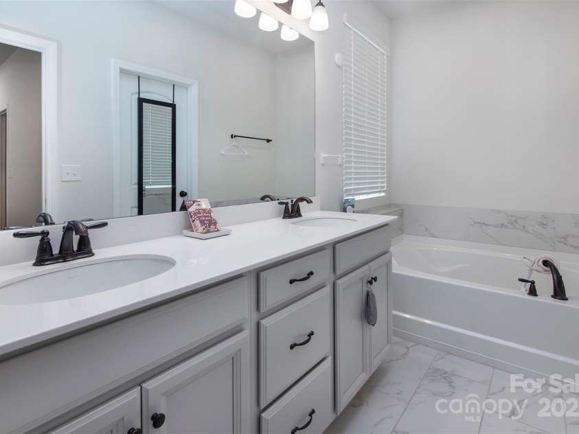 3252 Cheyney Park Drive, Charlotte, NC 28269.  MLS# CAR4253049, YatesRealty ID 18245. 