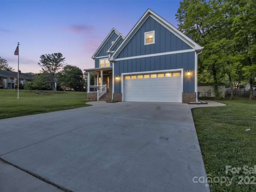 3075 Jamestown Drive, Gastonia, NC 28054.  MLS# CAR4305033, YatesRealty ID 18248. 