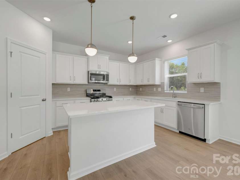1735 Boulder Ridge Drive, Gastonia, NC 28052.  MLS# CAR4343306, YatesRealty ID 18249. Kitchen