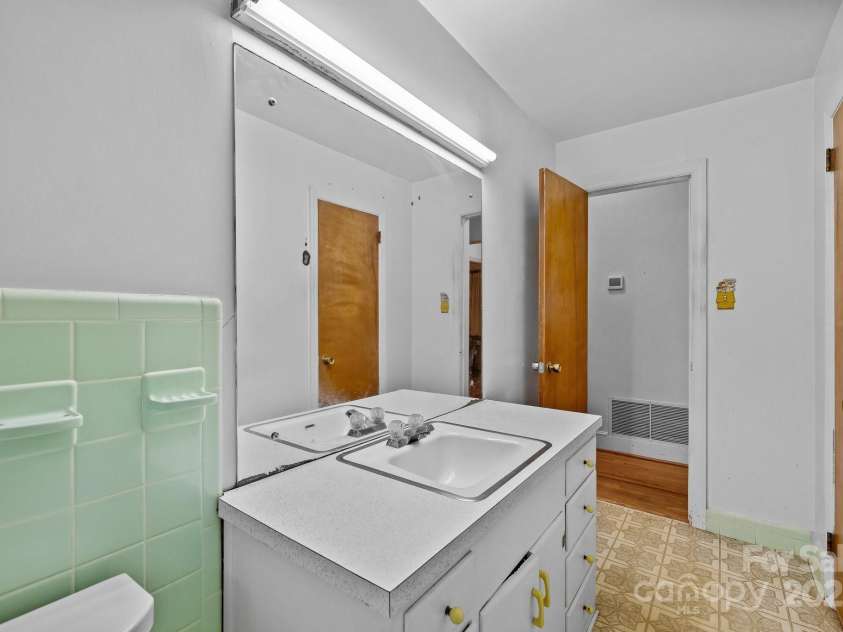6207 Robinson Church Road, Charlotte, NC 28215.  MLS# CAR4267349, YatesRealty ID 18251. 