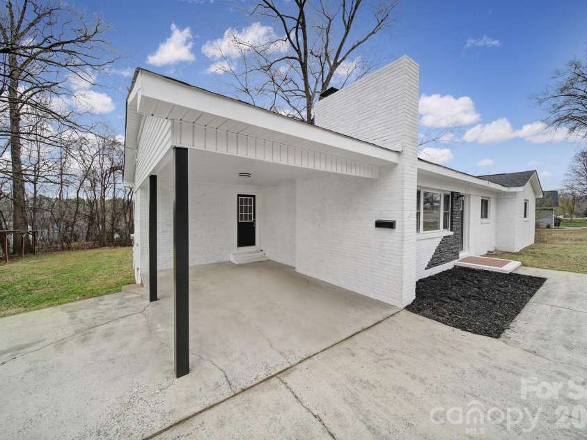 4008 Tennessee Avenue, Charlotte, NC 28216.  MLS# CAR4352409, YatesRealty ID 18254. 