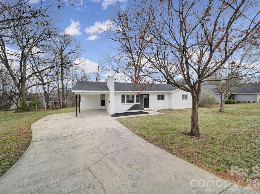4008 Tennessee Avenue, Charlotte, NC 28216.  MLS# CAR4352409, YatesRealty ID 18254. 