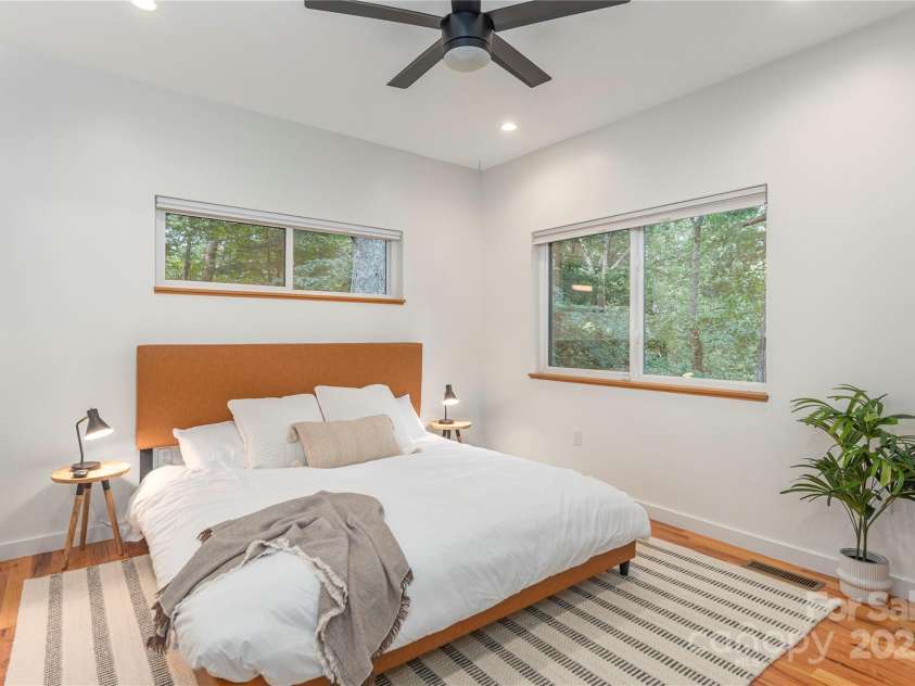 79 Euclid Boulevard, Asheville, NC 28806.  MLS# CAR4253101, YatesRealty ID 18258. Primary ensuite bedroom on main with a walk in closet.