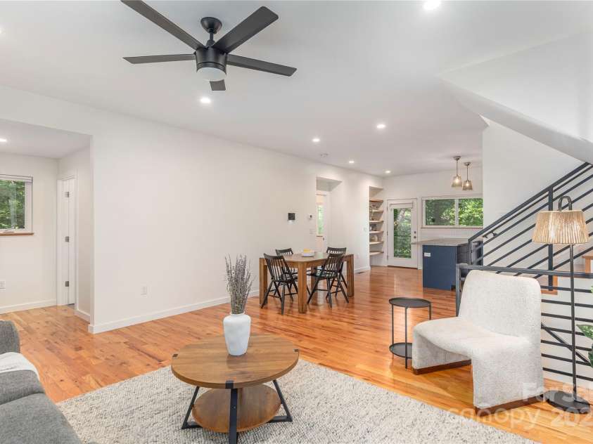 79 Euclid Boulevard, Asheville, NC 28806.  MLS# CAR4253101, YatesRealty ID 18258. The oak hard wood floors are in immaculate condition.