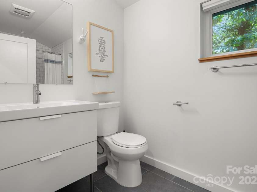 79 Euclid Boulevard, Asheville, NC 28806.  MLS# CAR4253101, YatesRealty ID 18258. Upper level full bathroom with a tub/shower combo