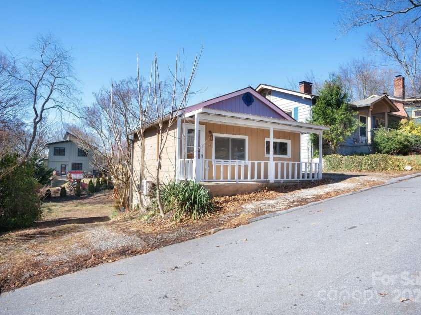 17 & 19 Hubbard Avenue, Asheville, NC 28806.  MLS# CAR4259488, YatesRealty ID 1826. 19 Hubbard Ave Driveway
