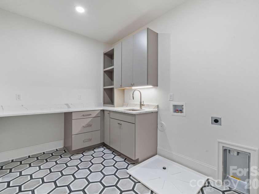3300 Auburn Avenue, Charlotte, NC 28209.  MLS# CAR4373083, YatesRealty ID 18260. Large laundry room on upper level