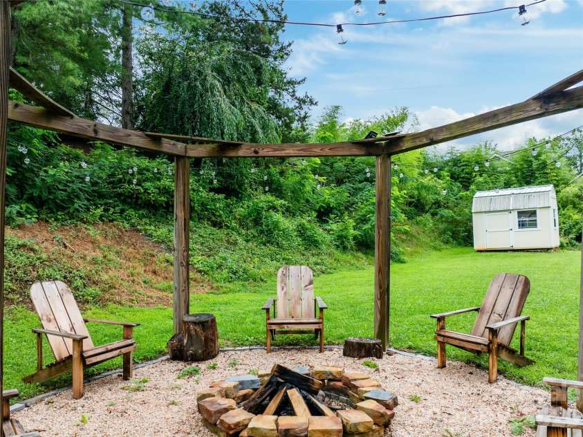11 Oakley Dogwood Drive, Asheville, NC 28803.  MLS# CAR4359981, YatesRealty ID 18262. 