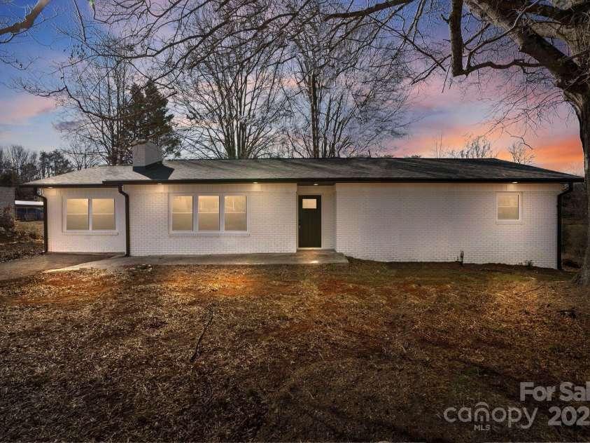 5520 Chestnut Drive, Hickory, NC 28602.  MLS# CAR4263837, YatesRealty ID 18263. 