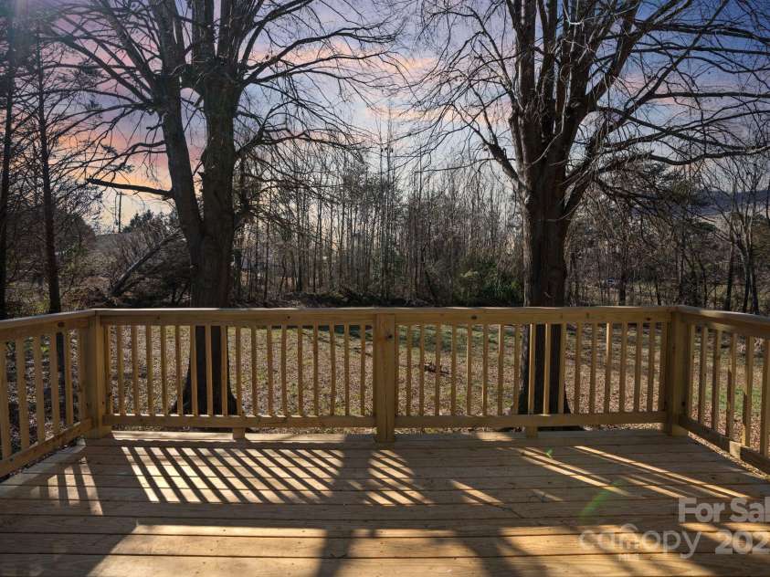 5520 Chestnut Drive, Hickory, NC 28602.  MLS# CAR4263837, YatesRealty ID 18263. 