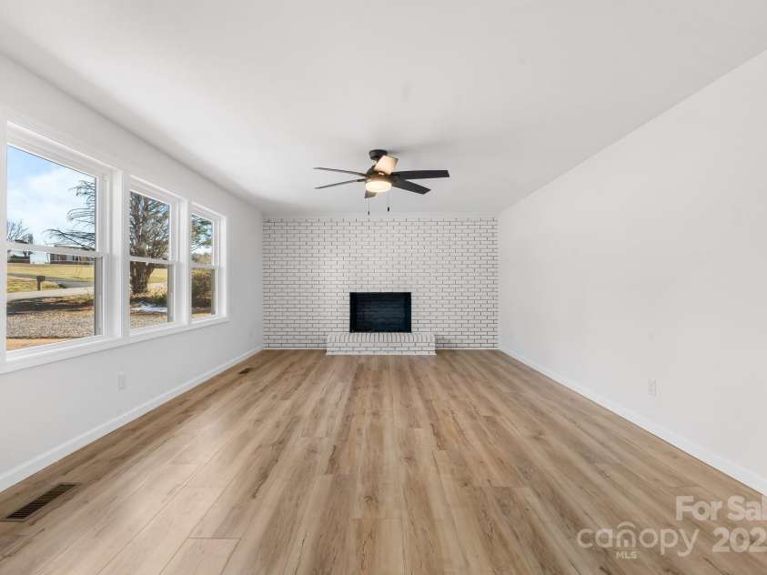 5520 Chestnut Drive, Hickory, NC 28602.  MLS# CAR4263837, YatesRealty ID 18263. 