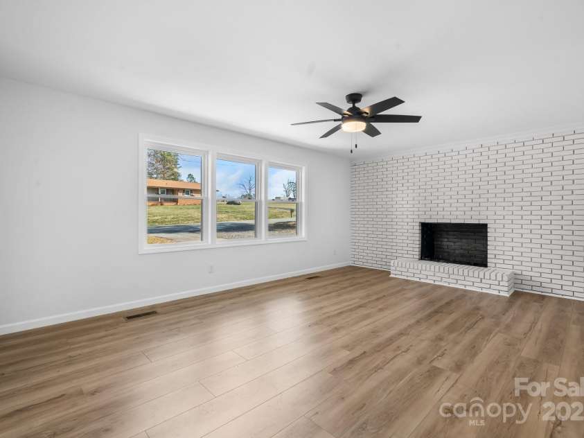 5520 Chestnut Drive, Hickory, NC 28602.  MLS# CAR4263837, YatesRealty ID 18263. 