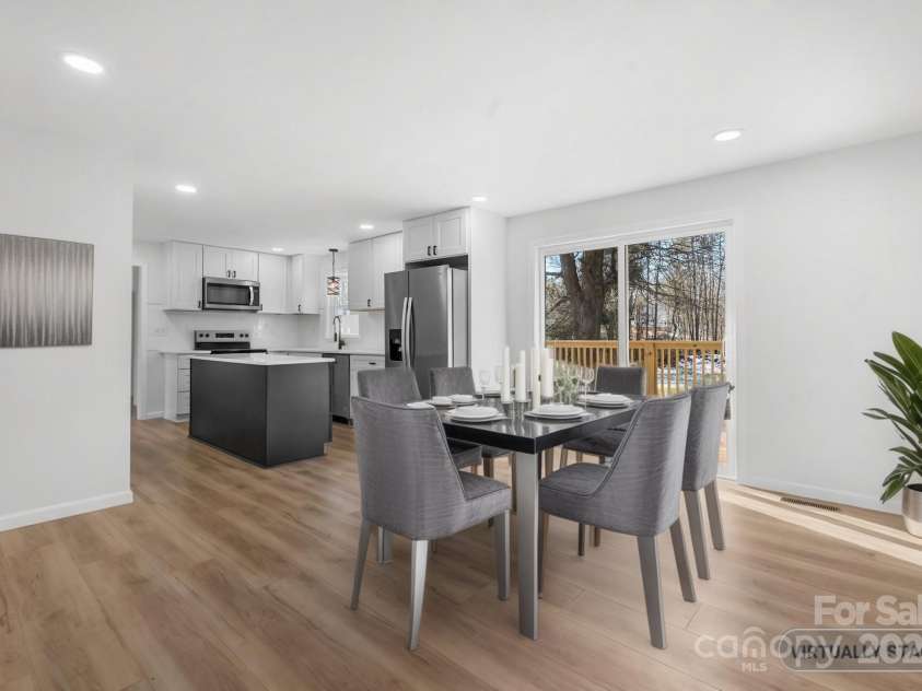 5520 Chestnut Drive, Hickory, NC 28602.  MLS# CAR4263837, YatesRealty ID 18263. 