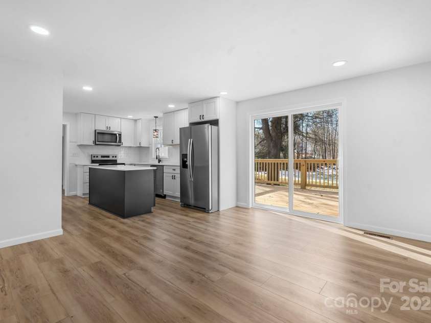 5520 Chestnut Drive, Hickory, NC 28602.  MLS# CAR4263837, YatesRealty ID 18263. 