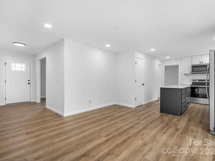 5520 Chestnut Drive, Hickory, NC 28602.  MLS# CAR4263837, YatesRealty ID 18263. 