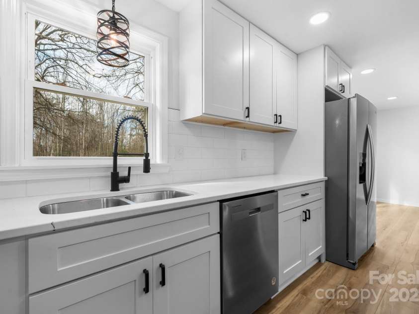 5520 Chestnut Drive, Hickory, NC 28602.  MLS# CAR4263837, YatesRealty ID 18263. 