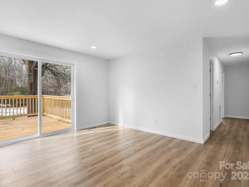 5520 Chestnut Drive, Hickory, NC 28602.  MLS# CAR4263837, YatesRealty ID 18263. 