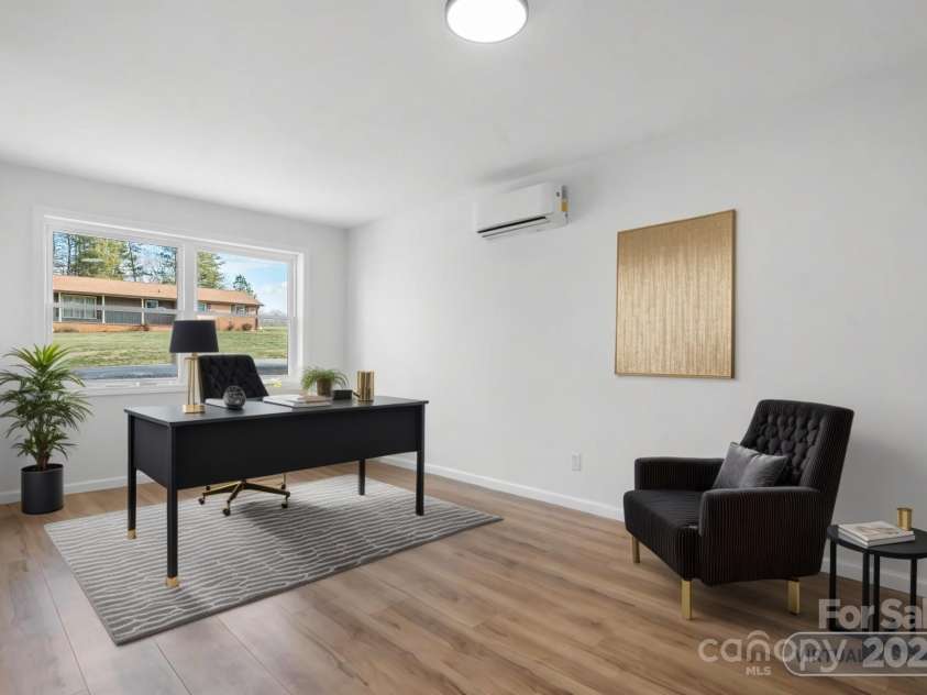 5520 Chestnut Drive, Hickory, NC 28602.  MLS# CAR4263837, YatesRealty ID 18263. 