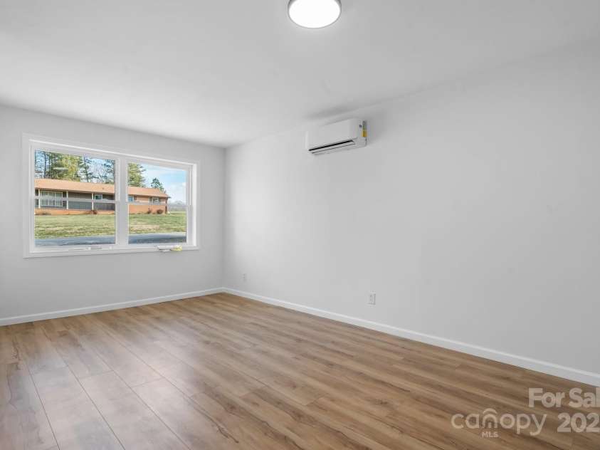 5520 Chestnut Drive, Hickory, NC 28602.  MLS# CAR4263837, YatesRealty ID 18263. 