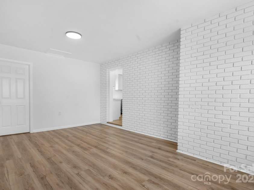 5520 Chestnut Drive, Hickory, NC 28602.  MLS# CAR4263837, YatesRealty ID 18263. 