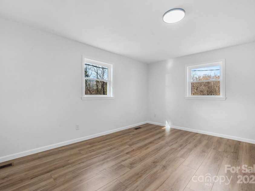 5520 Chestnut Drive, Hickory, NC 28602.  MLS# CAR4263837, YatesRealty ID 18263. 