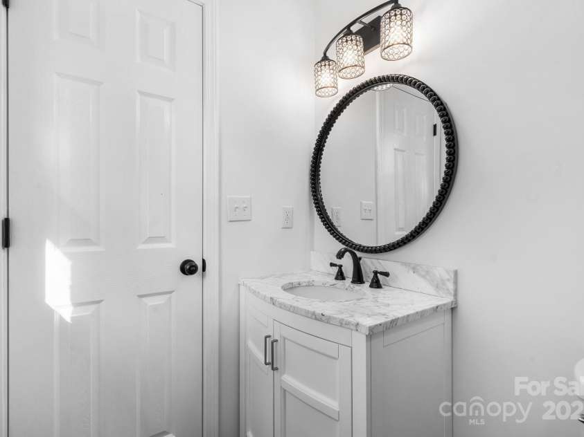 5520 Chestnut Drive, Hickory, NC 28602.  MLS# CAR4263837, YatesRealty ID 18263. 