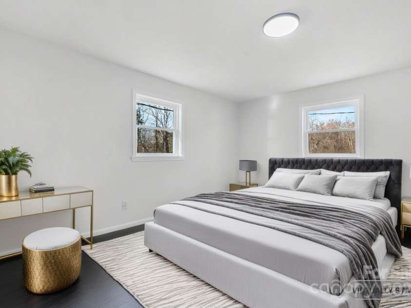 5520 Chestnut Drive, Hickory, NC 28602.  MLS# CAR4263837, YatesRealty ID 18263. 