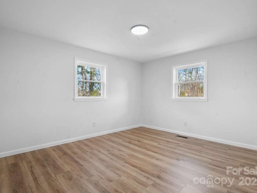 5520 Chestnut Drive, Hickory, NC 28602.  MLS# CAR4263837, YatesRealty ID 18263. 