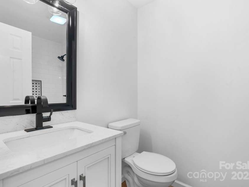 5520 Chestnut Drive, Hickory, NC 28602.  MLS# CAR4263837, YatesRealty ID 18263. 