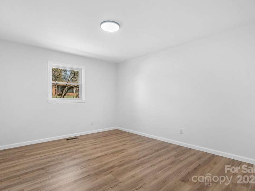 5520 Chestnut Drive, Hickory, NC 28602.  MLS# CAR4263837, YatesRealty ID 18263. 