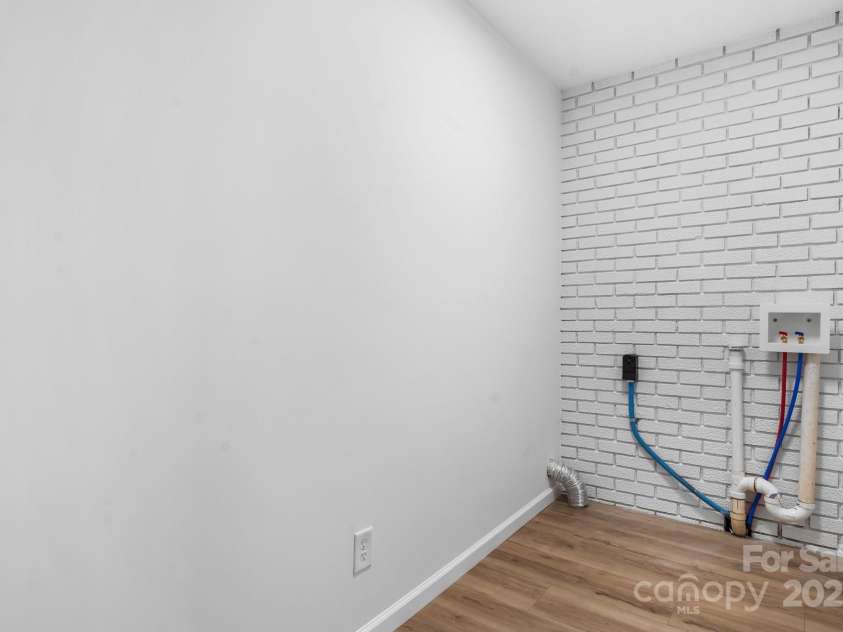 5520 Chestnut Drive, Hickory, NC 28602.  MLS# CAR4263837, YatesRealty ID 18263. 