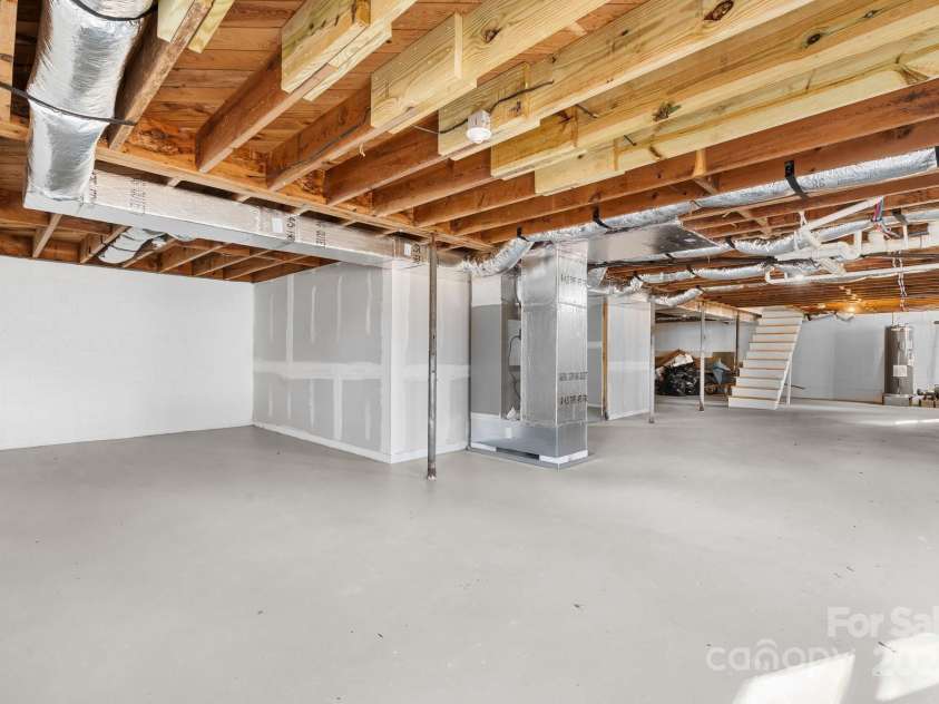 5520 Chestnut Drive, Hickory, NC 28602.  MLS# CAR4263837, YatesRealty ID 18263. 