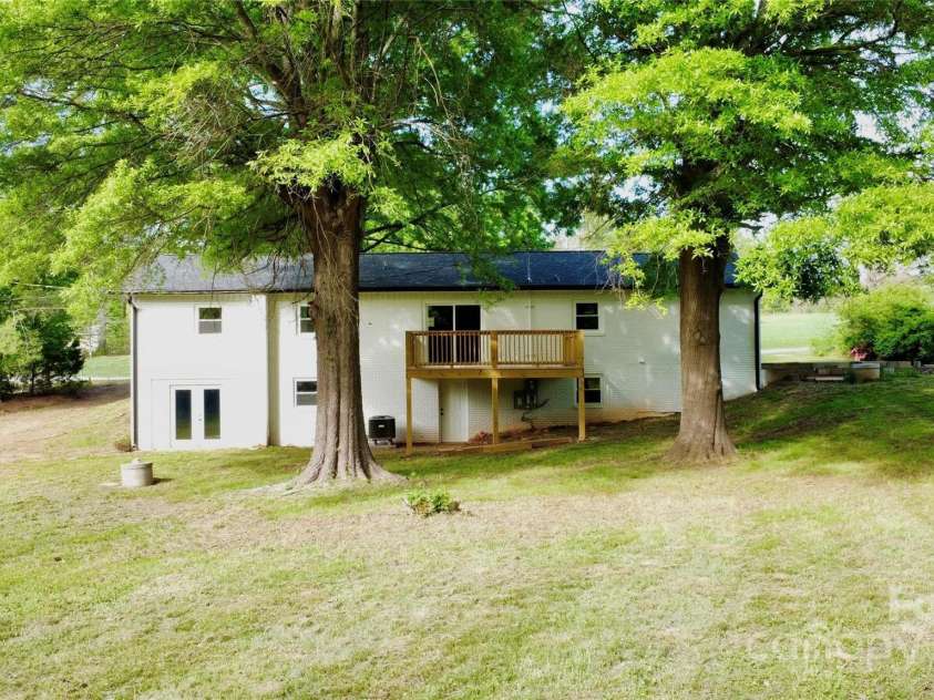 5520 Chestnut Drive, Hickory, NC 28602.  MLS# CAR4263837, YatesRealty ID 18263. 