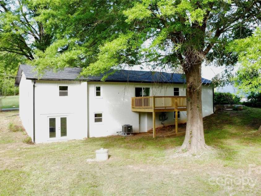 5520 Chestnut Drive, Hickory, NC 28602.  MLS# CAR4263837, YatesRealty ID 18263. 