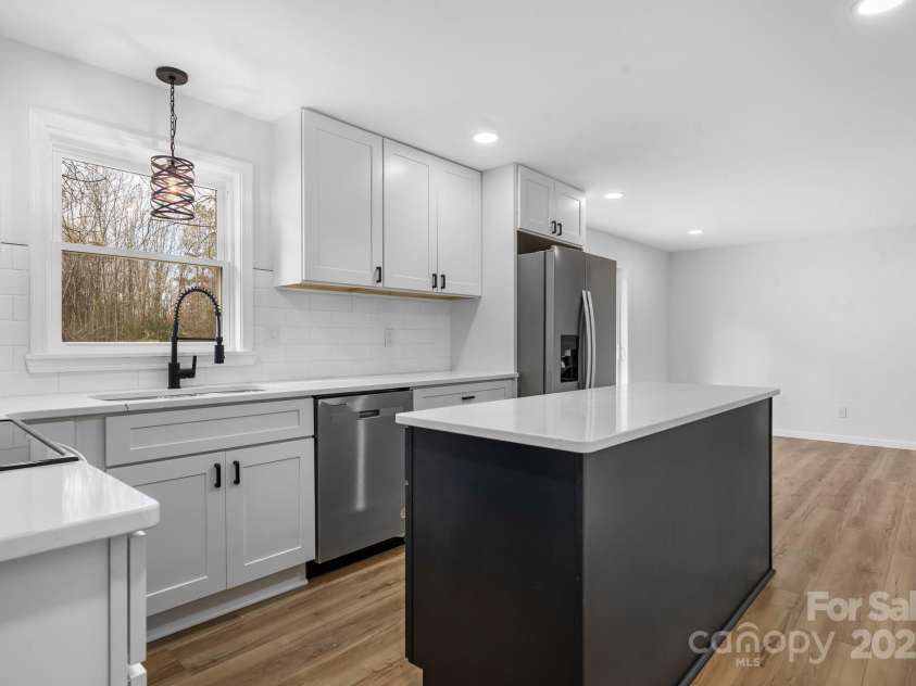 5520 Chestnut Drive, Hickory, NC 28602.  MLS# CAR4263837, YatesRealty ID 18263. 