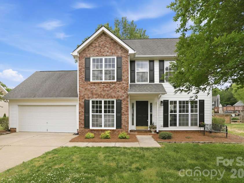 8106 Castlemaine Drive, Matthews, NC 28104.  MLS# CAR4375063, YatesRealty ID 18264. 