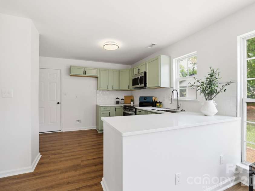 8106 Castlemaine Drive, Matthews, NC 28104.  MLS# CAR4375063, YatesRealty ID 18264. 