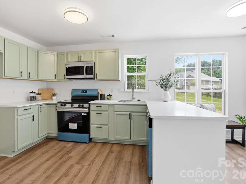 8106 Castlemaine Drive, Matthews, NC 28104.  MLS# CAR4375063, YatesRealty ID 18264. 
