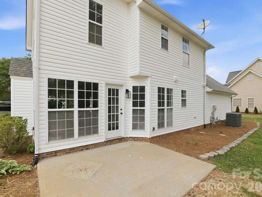 8106 Castlemaine Drive, Matthews, NC 28104.  MLS# CAR4375063, YatesRealty ID 18264. 