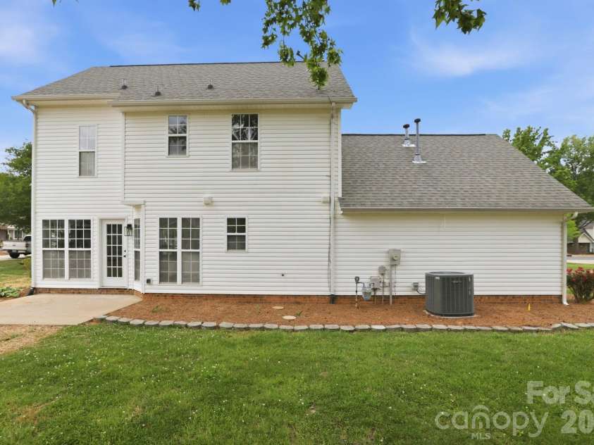 8106 Castlemaine Drive, Matthews, NC 28104.  MLS# CAR4375063, YatesRealty ID 18264. 