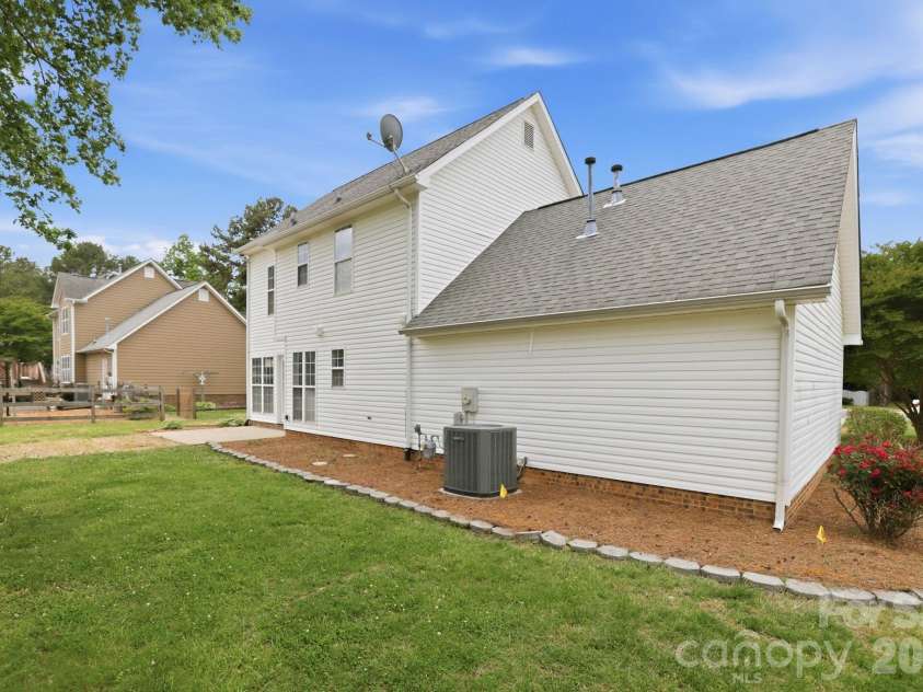 8106 Castlemaine Drive, Matthews, NC 28104.  MLS# CAR4375063, YatesRealty ID 18264. 
