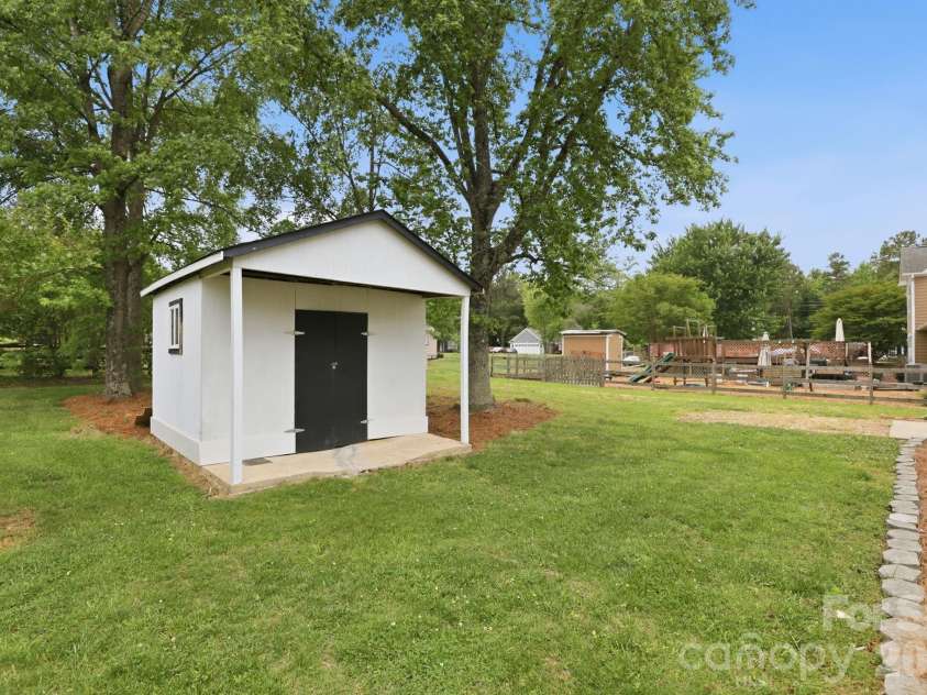 8106 Castlemaine Drive, Matthews, NC 28104.  MLS# CAR4375063, YatesRealty ID 18264. 