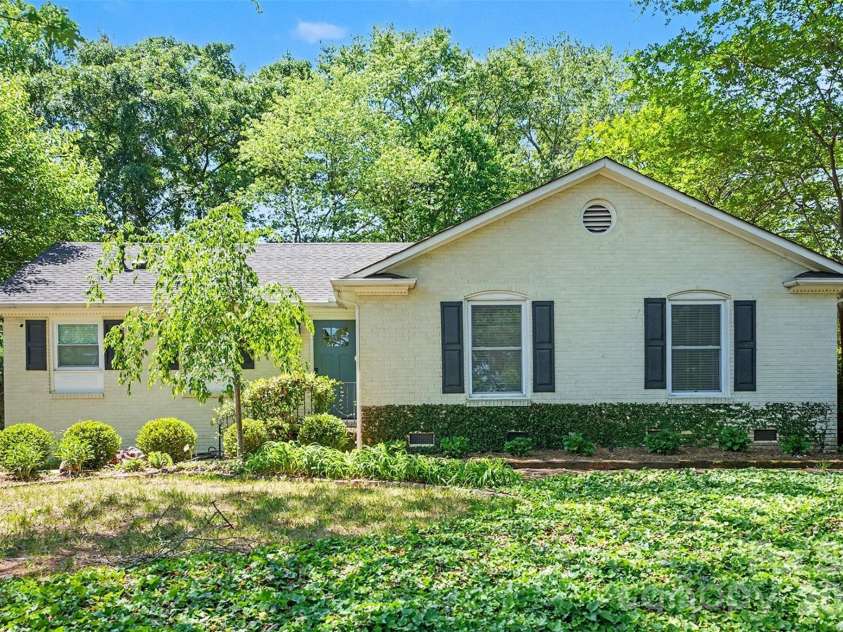 1800 Emerywood Drive, Charlotte, NC 28210.  MLS# CAR4342251, YatesRealty ID 18266. 