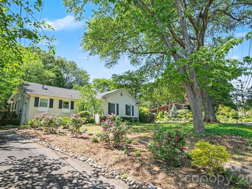 1800 Emerywood Drive, Charlotte, NC 28210.  MLS# CAR4342251, YatesRealty ID 18266. 