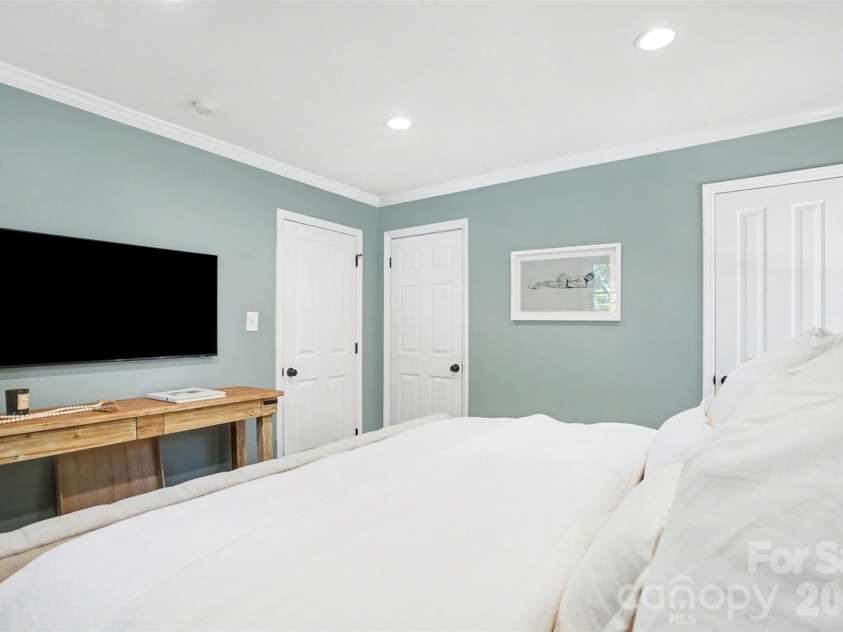 1800 Emerywood Drive, Charlotte, NC 28210.  MLS# CAR4342251, YatesRealty ID 18266. 