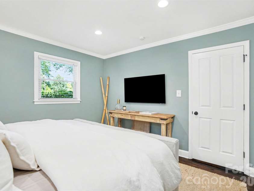 1800 Emerywood Drive, Charlotte, NC 28210.  MLS# CAR4342251, YatesRealty ID 18266. 