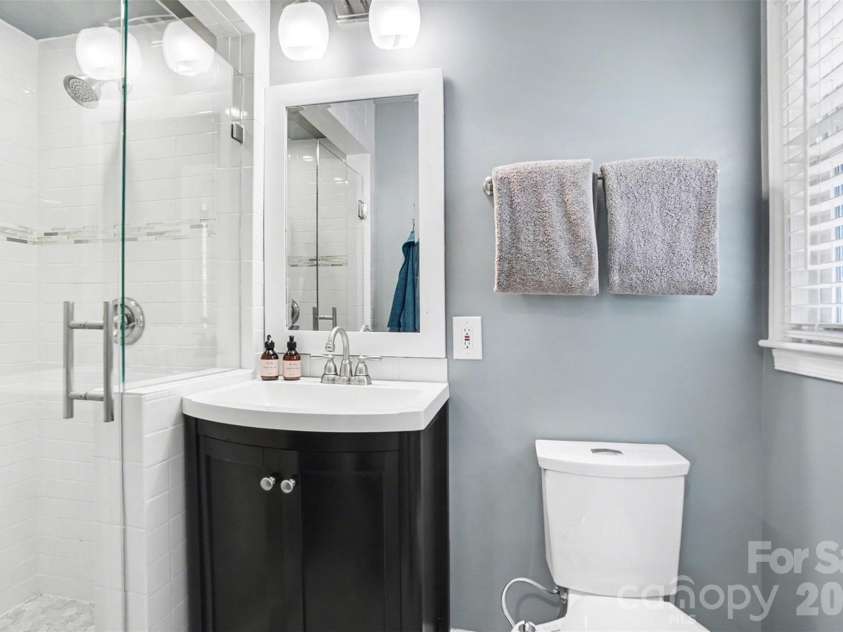 1800 Emerywood Drive, Charlotte, NC 28210.  MLS# CAR4342251, YatesRealty ID 18266. 