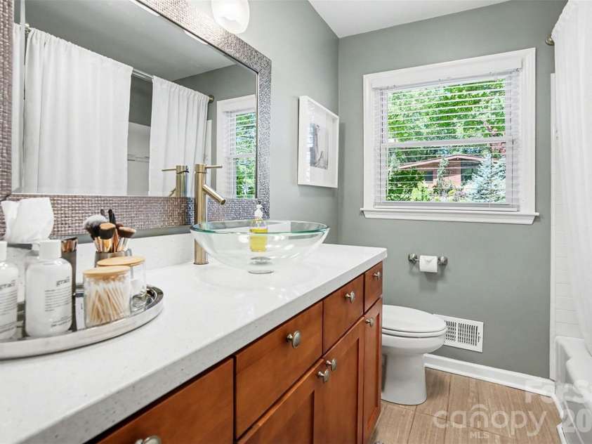 1800 Emerywood Drive, Charlotte, NC 28210.  MLS# CAR4342251, YatesRealty ID 18266. 