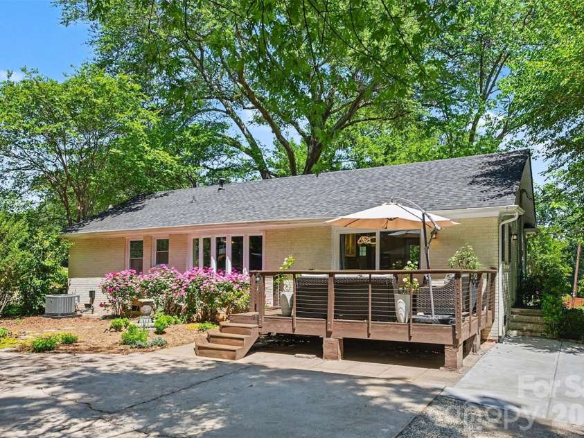 1800 Emerywood Drive, Charlotte, NC 28210.  MLS# CAR4342251, YatesRealty ID 18266. 